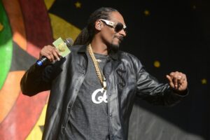 Snoop Dogg Drags the VMAs Back to L.A. and Ends His Opening With a Knock-Knock Joke Nobody Saw Coming