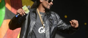 Snoop Dogg Drags the VMAs Back to L.A. and Ends His Opening With a Knock-Knock Joke Nobody Saw Coming