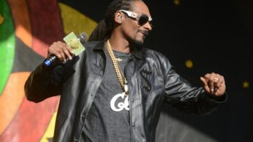 Snoop Dogg Drags the VMAs Back to L.A. and Ends His Opening With a Knock-Knock Joke Nobody Saw Coming