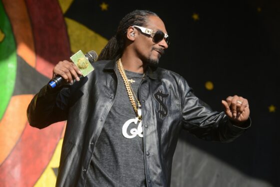 Snoop Dogg Drags the VMAs Back to L.A. and Ends His Opening With a Knock-Knock Joke Nobody Saw Coming